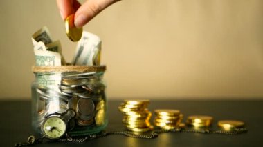 Para sikke kavanoza kaydetme. Yatırım, para kavramı koruma sembol. Nakit banknot cam teneke içinde servet toplama