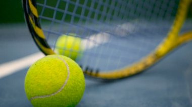 Sahada tenis donatımın kapatın. Spor, eğlence kavramı.