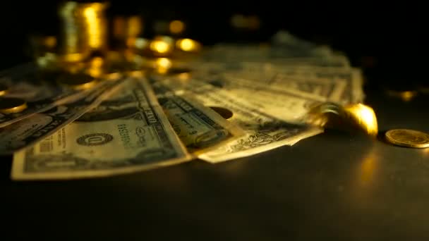 Beheer de efficiëntie. Stapels van gouden munten dollar biljetten op zwarte achtergrond. Succes van Financiën bedrijf, investeringen. — Stockvideo