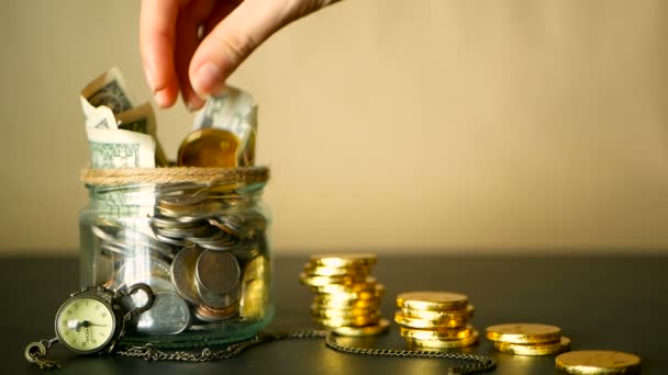 Geld sparen Münze in Glas. Symbol für Investieren, Geld behalten Konzept. Geldscheine in Glasdose als Spardose sammeln — Stockvideo