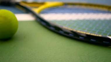 Sahada tenis donatımın kapatın. Spor, eğlence kavramı.