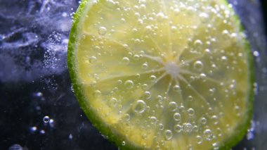 Detoks ya da susuzluk kavramı. Sağlıklı, diyet beslenme. Soğuk limonata, limon içecek. Siyah arka plan