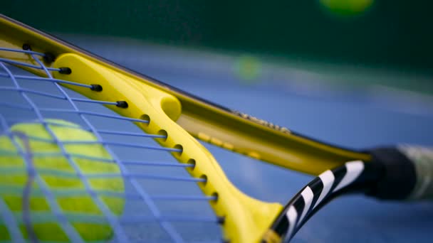 Primer plano del equipo de tenis en la cancha. Deporte, concepto recreativo . — Vídeo de stock