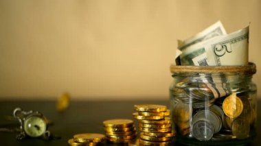 Para sikke kavanoza kaydetme. Yatırım, para kavramı koruma sembol. Nakit banknot cam teneke içinde servet toplama