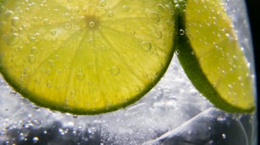 Detoks ya da susuzluk kavramı. Sağlıklı, diyet beslenme. Soğuk limonata, limon içecek. Siyah arka plan