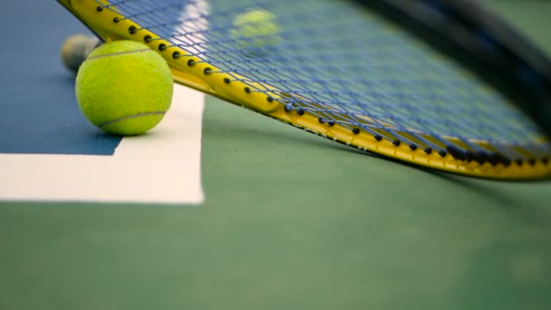 Zbliżenie sprzętu do tenisa na korcie. Sport, Rekreacja koncepcja. — Wideo stockowe