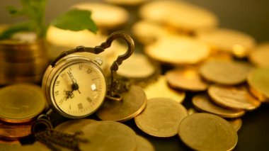 Yönetimi verimliliği, vakit nakittir. Vintage cep saati altın sikke yığını ve yaprak yeşil, siyah arka plan ile. Finans iş başarısı için zaman. Yatırım, iş finansal fikirler kavramı