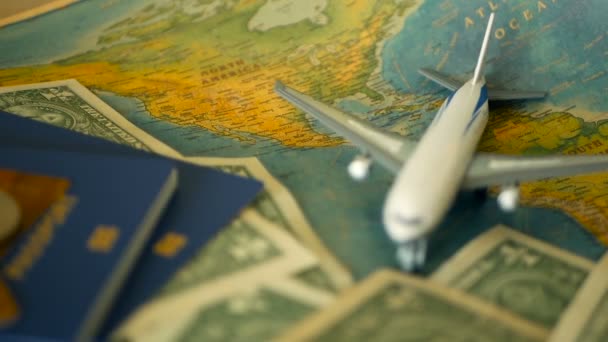 Χρόνο να ταξιδέψει έννοια. Τροπικές διακοπές θέμα με παγκόσμιο χάρτη, μπλε διαβατήριο και αεροπλάνο. Προετοιμασία για holliday, ένα ταξίδι — Αρχείο Βίντεο