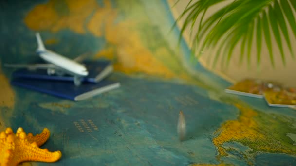 Idő-hoz utazik fogalom. Trópusi pihenés téma világtérkép, kék útlevelet és repülővel. Felkészülés holliday, utazás
