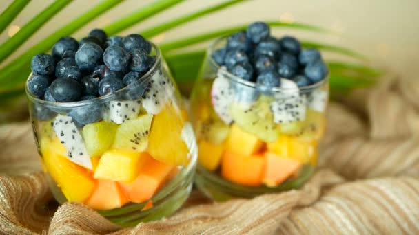 Ensalada de mezcla tropical colorida en frasco. Fresco varios tipos de bayas orgánicas crudas y frutas en tazón de cristal. Vegetariano saludable — Vídeo de stock