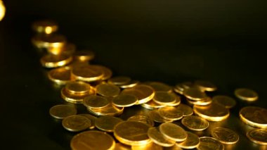 Siyah zemin üzerine altın sikke. Finans iş, yatırım, fikir, servet, bankacılık kavramı para kazanma başarısı
