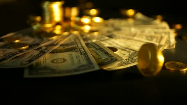 Effektiviteten i hanteringen. Travar av gyllene mynt dollar anteckningar på svart bakgrund. Framgång för finance-verksamhet, investeringar. — Stockvideo