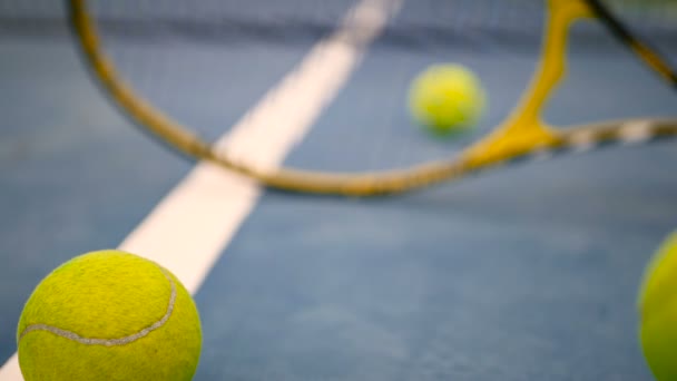 Primer plano del equipo de tenis en la cancha. Deporte, concepto recreativo . — Vídeo de stock