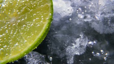 Detoks ya da susuzluk kavramı. Sağlıklı, diyet beslenme. Soğuk limonata, limon içecek. Siyah arka plan