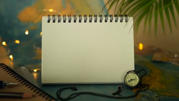 Concept de voyage. Thème des vacances tropicales avec carte du monde et carnet. Éléments de voyage avec espace de copie — Video