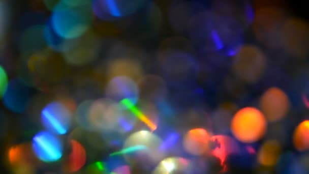 Desenfocado brillante confeti brillo multicolor, fondo negro. Vacaciones abstracto festivo bokeh puntos de luz . — Vídeo de stock