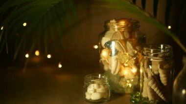 Cam kavanoz ev dekorasyonu için tropikal kabukları. Plaj temalı iç dekorasyon için deniz tarzı ev aksesuarları.