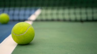 Sahada tenis donatımın kapatın. Spor, eğlence kavramı.
