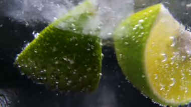 Detoks ya da susuzluk kavramı. Sağlıklı, diyet beslenme. Soğuk limonata, limon içecek. Siyah arka plan
