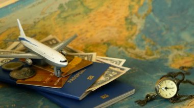 Zaman kavramı seyahat için. Dünya Haritası, mavi pasaport ve uçak ile tatil tropikal teması. Holliday için hazırlanıyor, yolculuk