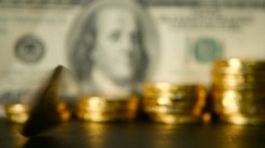 Yönetimi verimliliği. Artan dolar Not zemin üzerine altın sikke yığını. Dönen, büküm, girdap gibi dönen kuruş