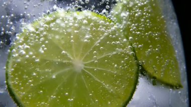 Detoks ya da susuzluk kavramı. Sağlıklı, diyet beslenme. Soğuk limonata, limon içecek. Siyah arka plan