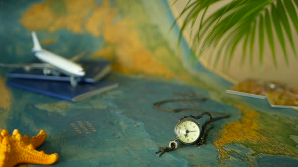 時間旅行の概念に。世界地図、青いパスポートと飛行機と熱帯の休暇のテーマ。旅ホリデーのための準備、 — ストック動画