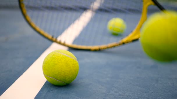 Nahaufnahme von Tennisgeräten auf dem Platz. Sport, Freizeitkonzept. — Stockvideo