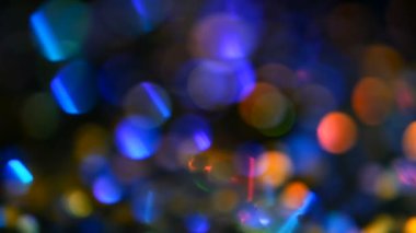 Ufuk parıldayan çok renkli glitter konfeti, siyah arka plan. Tatil soyut şenlikli bokeh Hafif lekeler.