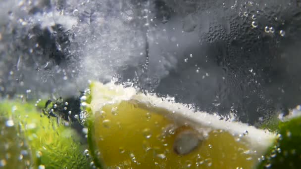 Detox nebo žízeň koncept. Zdravé a dietní výživy. Vychlazené limonády, vápno nápoj. Černé pozadí — Stock video