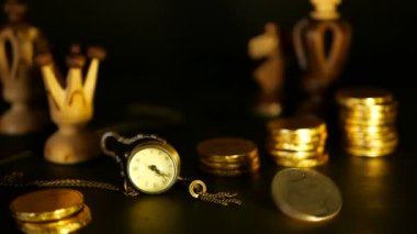 Satranç ve kavramı para güç veya kaydetme para, finansal büyüme, strateji yatırım, emeklilik sikke yığını