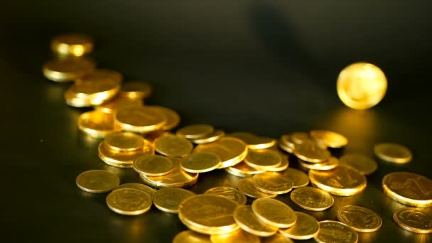 Gyllene mynt på svart bakgrund. Framgången för finansiella företag, investeringar, monetarisering av idéer, rikedom, banking konceptet — Stockvideo
