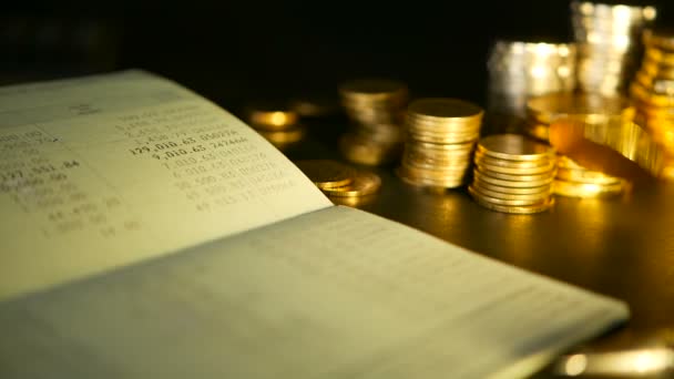 Coins Stack und Sparkonto passbook.concepts für Hypotheken- und Immobilieninvestitionen, zum Sparen oder Anlegen