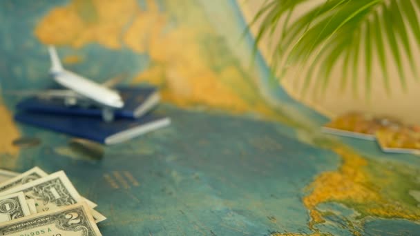 Zeit zum Reisen. Tropenurlaubsthema mit Weltkarte, blauem Pass und Flugzeug. Vorbereitung auf Urlaub, Reise — Stockvideo