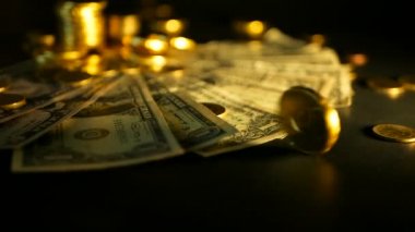 Yönetimi verimliliği. Altın sikke doları notları siyah arka plan üzerine yığını. Finans iş, yatırım başarısı.