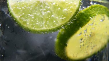Detoks ya da susuzluk kavramı. Sağlıklı, diyet beslenme. Soğuk limonata, limon içecek. Siyah arka plan