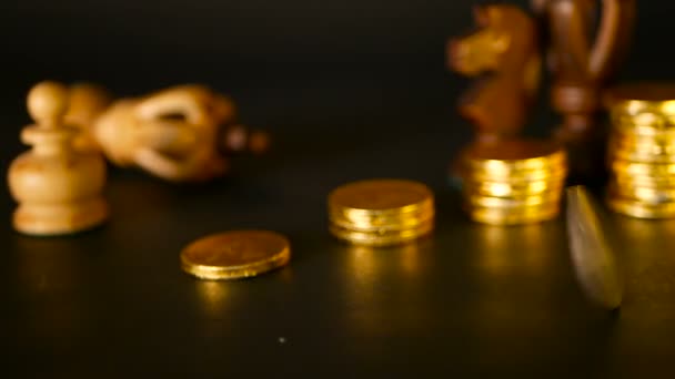 Echecs et pile de pièces de monnaie dans le concept du pouvoir monetaire ou économiser argent, croissance financière, investissement stratégie retraite