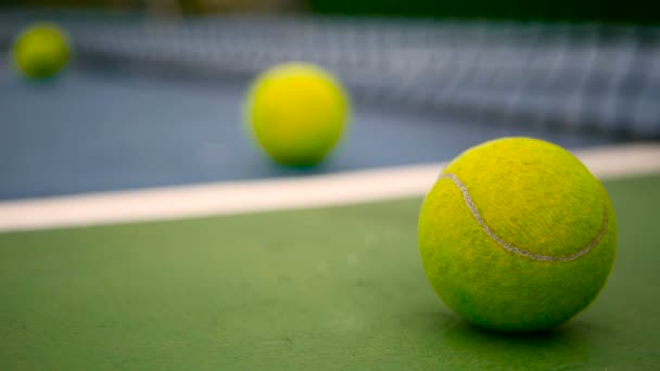 Primer plano del equipo de tenis en la cancha. Deporte, concepto recreativo . — Vídeo de stock