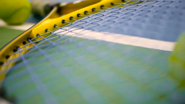 Крупный план теннисного оборудования на корте. Спорт, концепция отдыха . — стоковое видео