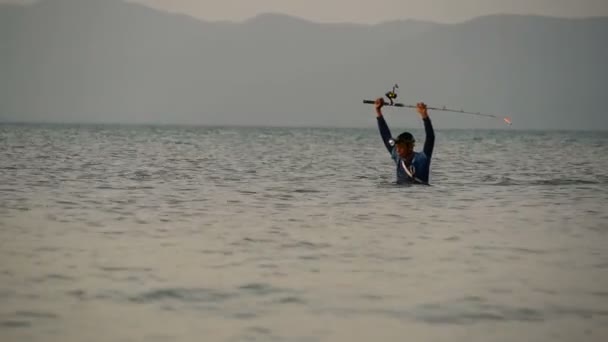 苏梅岛, 泰国-23 2018年6月: 渔夫剪影在行动时旋转, 日落时间。亚洲传统职业 — 图库视频影像