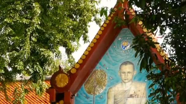 KOH SAMUI, TAILANDIA - 13 DE JULIO DE 2018: Wat Khunaram. Templo Budista. Retrato de Su Majestad el Rey Bhumibol Adulyadej — Vídeos de Stock