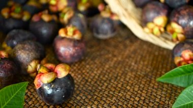Üstten görünüm taze lezzetli mangosteens ahşap masa üzerinde hasat. Tay Organik mor meyve sepeti.