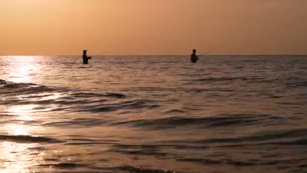Silhouette de pêcheur en action lors de la rotation à l'heure du coucher du soleil. Occupation traditionnelle asiatique et moyen d'obtenir de la nourriture — Video