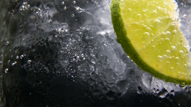 Detox oder Durst Konzept. gesunde, diätetische Ernährung. kalte Limonade, Limettengetränk. schwarzer Hintergrund — Stockvideo