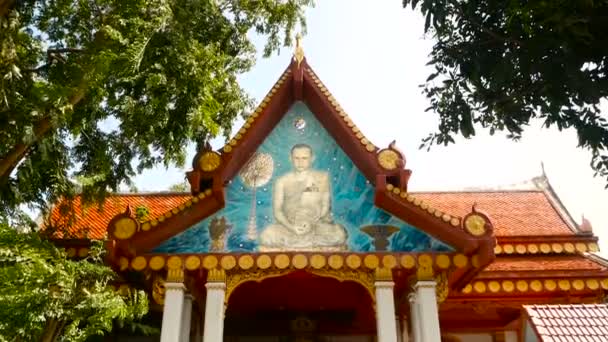 Koh Samui, Tajlandia - 13 lipca 2018: Wat Khunaram. Buddyjskiej świątyni. Portret jego Królewska Mość Król Bhumibol Adulyadej — Wideo stockowe