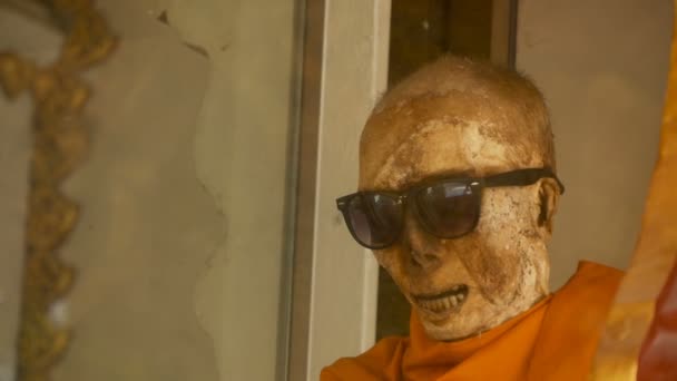 KOH SAMUI, THAILAND - JULY 13, 2018: Wat Khunaram. Kunaram Buddhist Temple. The mummified body of Buddhist monk — Stock Video