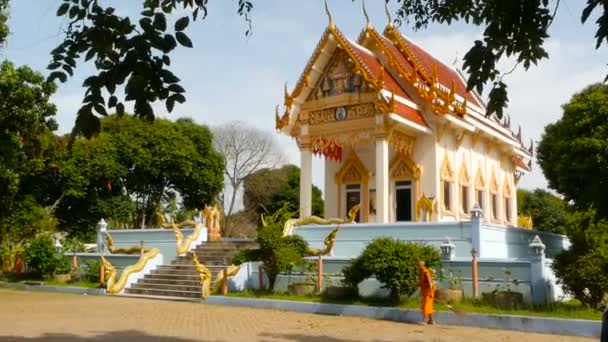 Кох Самуї, Таїланд - 13 липня 2018: Wat Khunaram. Kunaram буддійський храм — стокове відео