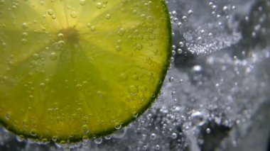 Detoks ya da susuzluk kavramı. Sağlıklı, diyet beslenme. Soğuk limonata, limon içecek. Siyah arka plan