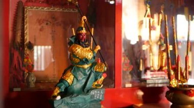 Tapınağın sunağındaki Çin kutsal tanrılarının geleneksel Budist heykelleri..