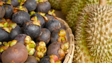 Sezon tropikal tatlı sulu meyve, yerel Tayland Pazar karışık. Büyük Monthong Durian ve Mangosteen